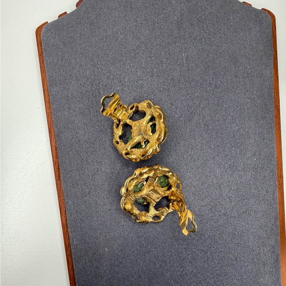 Vintage 60s 70s Gold Tone Green Stone Clip Earrings | Mid Century Brutalist Boho - Picture 7 of 9